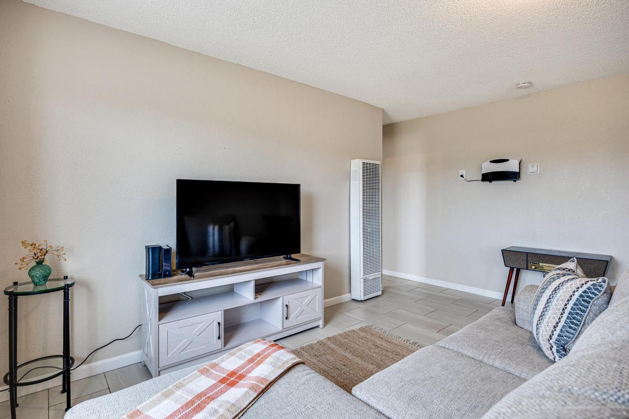 Convenient Joshua Tree Apartment - Walk To Town! 外观 照片