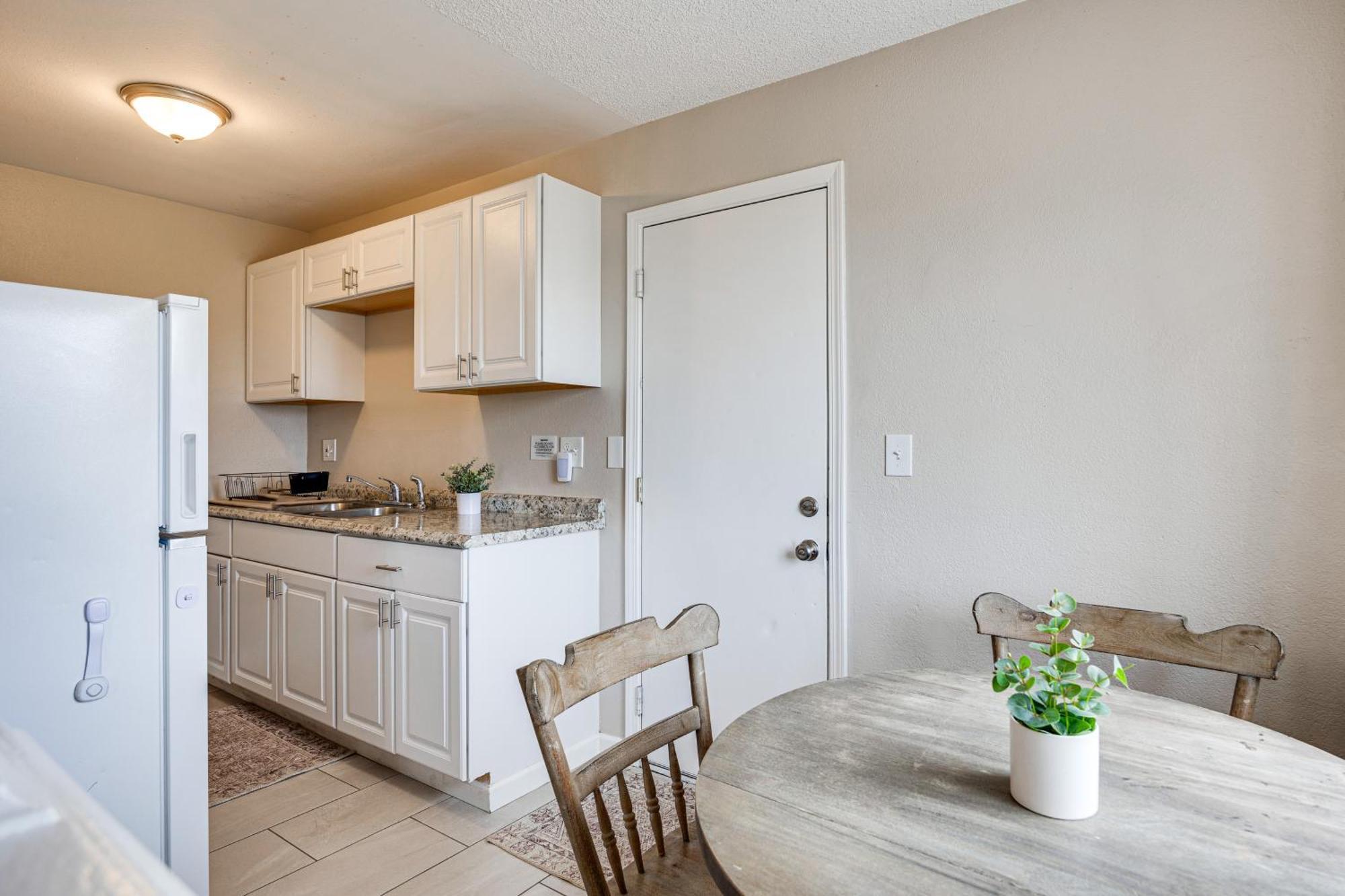 Convenient Joshua Tree Apartment - Walk To Town! 外观 照片