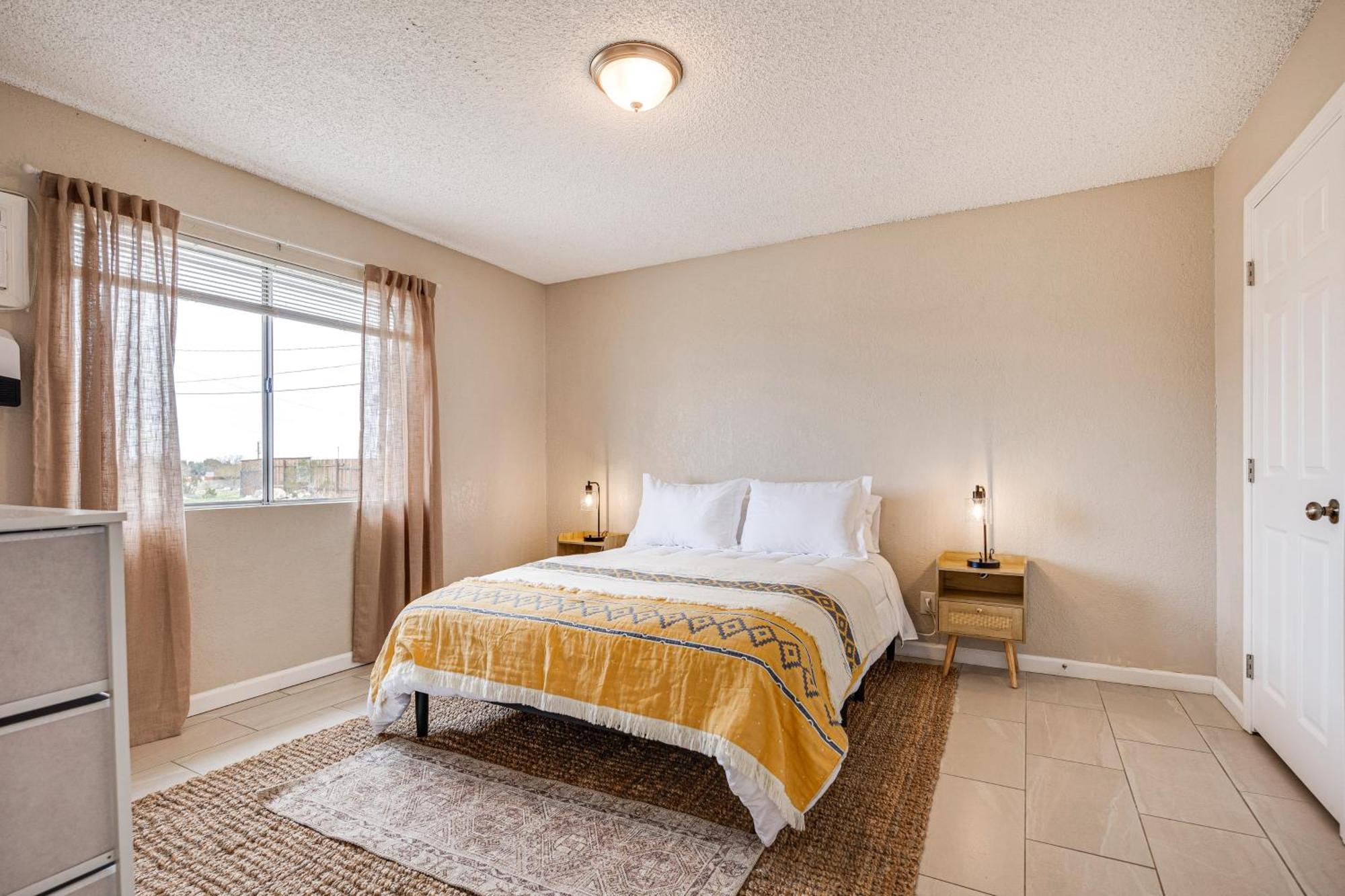Convenient Joshua Tree Apartment - Walk To Town! 外观 照片